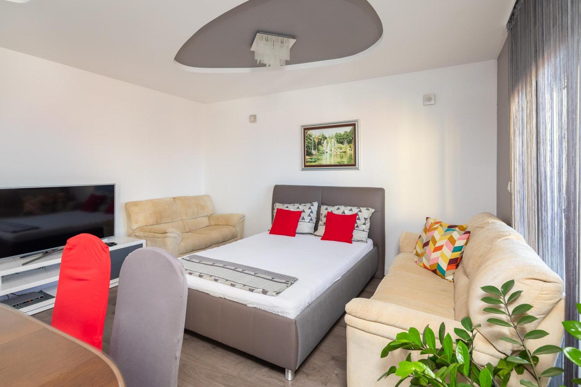 אומיס Apartments Ivan מראה חיצוני תמונה