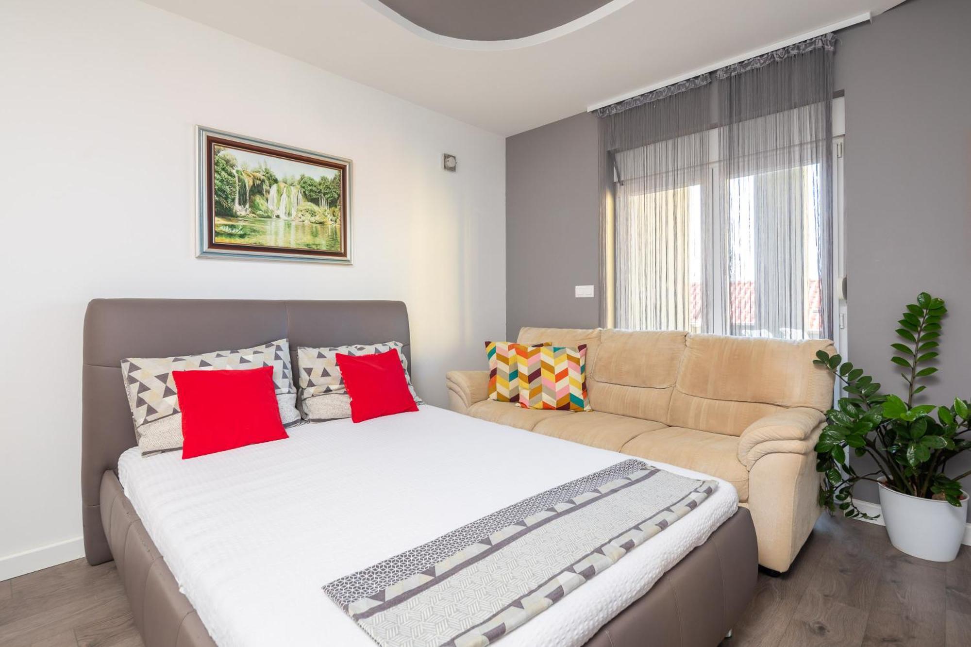 אומיס Apartments Ivan מראה חיצוני תמונה